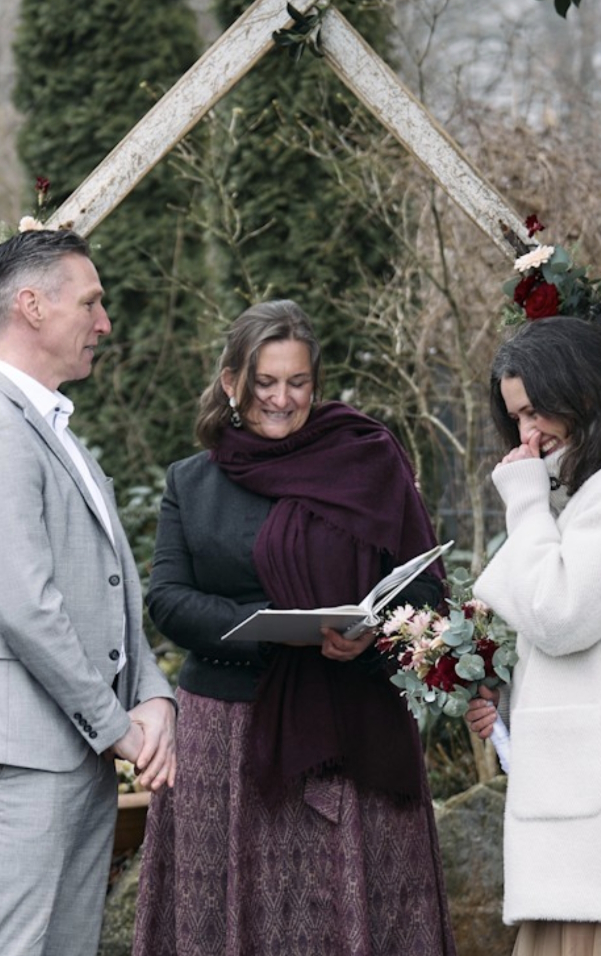 Antonia Neubaur traut ein zu tränen gerührtes Paar bei einer Winterhochzeit.