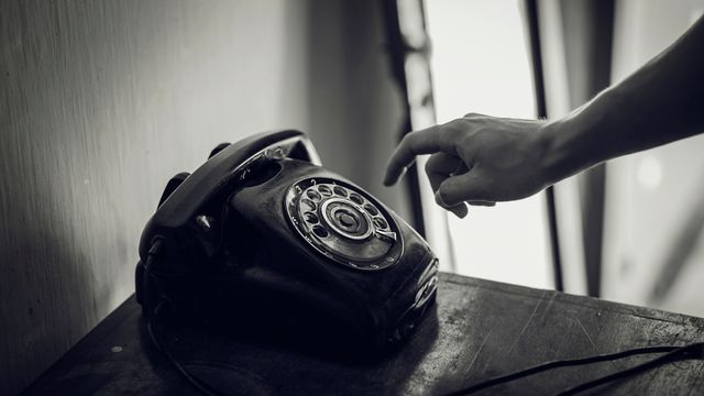 Schwarz-Weiß-Bild: Telefon mit Wählscheibe
